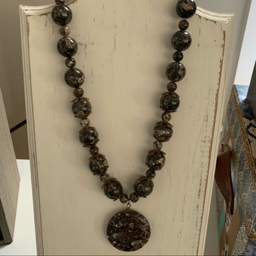 Beautiful gemstone necklace w large stone pendant